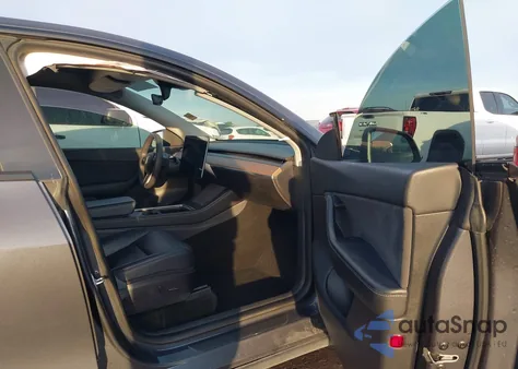 2021 Tesla Model Y Long Range Dual Motor All-Wheel Drive z USA, uszkodzony, nr VIN 5YJYGDEE9MF253531